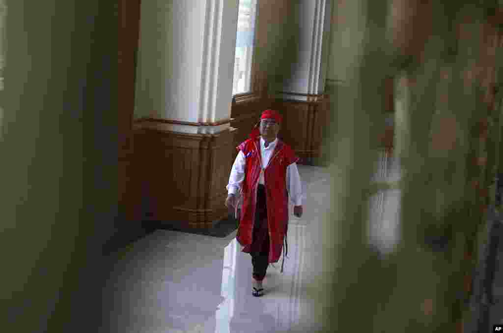 上议院召开第三次会议之前，一名克伦族国会议员进入国会大厦。