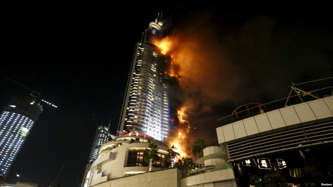 Kebakaran yang melanda hotel di Dubai, Uni Emirat Arab pada malam tahun baru lalu (foto: dok).