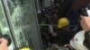 香港示威者企圖闖入立法會 警方在大樓內戒備