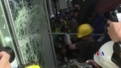 2019-07-01 美國之音視頻新聞: 香港示威者企圖闖入立法會 警方在大樓內戒備