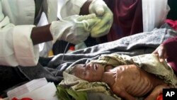 Seorang balita, Ibrahim Abukar Abdi yang berusia tiga tahun, diberi makan melalui selang hidung di sebuah rumah sakit Banadir Somalia di ibu kota Mogadishu (foto: ilustrasi). 