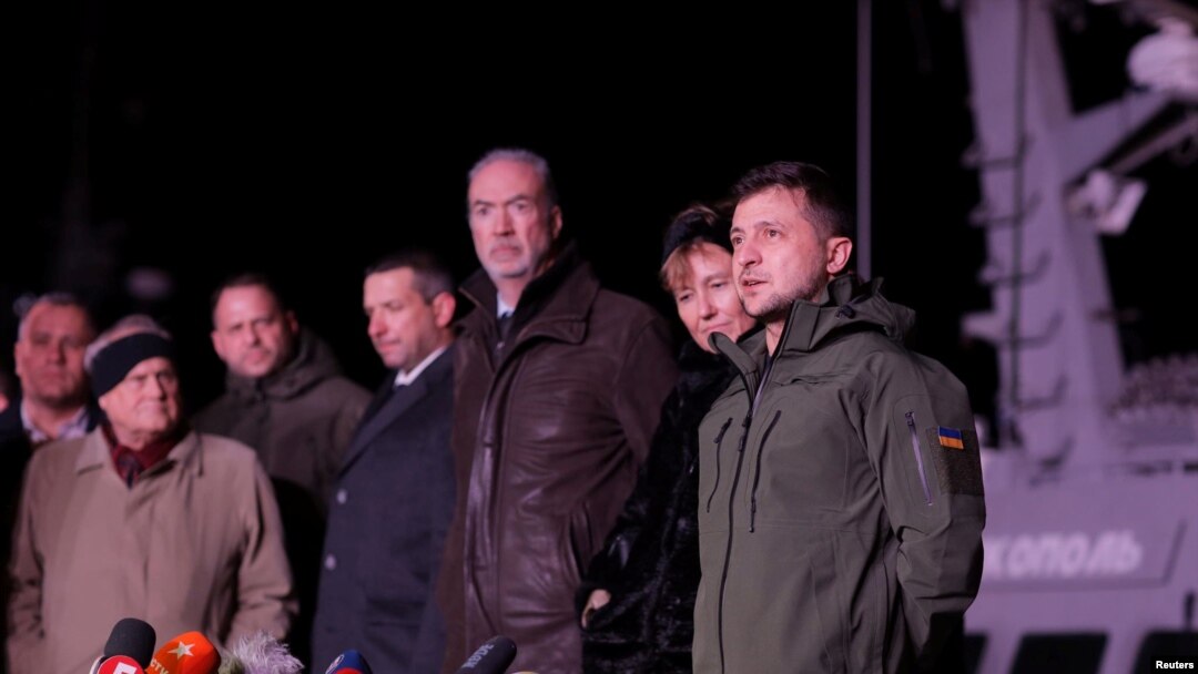 Presiden Ukraina Volodymyr Zelenskiy menyambut tiga kapal angkatan laut Ukraina yang ditangkap di Selat Kerch pada November 2018 dan kemudian dikembalikan oleh Rusia, di pelabuhan Ochakiv, Ukraina, 20 November 2019. 