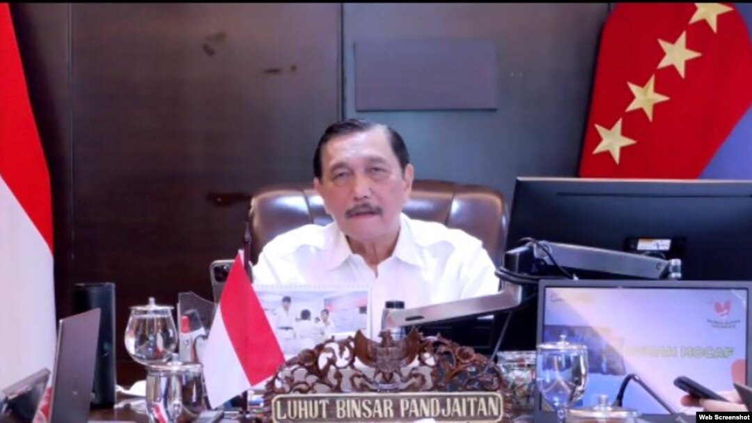 Menko Marves Luhut Binsar Pandjaitan dalam telekonferensi pers di Jakarta, Kamis, 15 Juli 2021. (Foto:VOA).