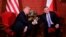 Donald Trump se rukuje sa poljskim predsjednikom Andrzejom Dudom tokom posjete Poljskoj i učešću varšavskom samitu