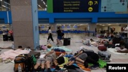 Turisti čekaju avione na aerodromu, nakon što su evakuisani nakon šumskog požara na Rodosu