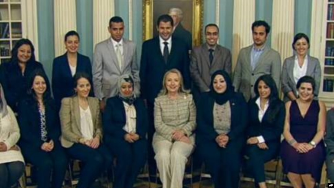 AQSh Davlat kotibi Xillari Klinton yaqin sharqlik faollar bilan Davlat departamentida, may, 2012-yil