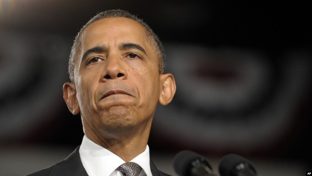 Presiden Barack Obama menghentikan pidatonya sejenak dalam kampanye di Ft. Myer, Florida (20/7) saat mengumumkan insiden penembakan di Aurora, Colorado.