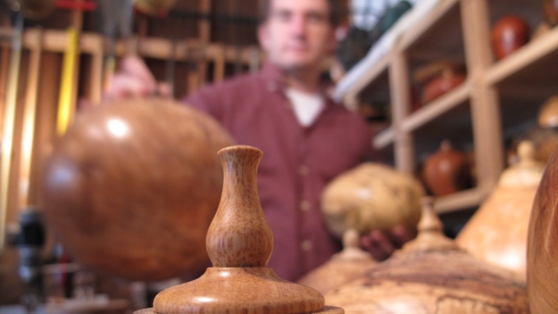 Belajar Gunakan Mesin Bubut Kayu di Bengkel bagi Penyandang Tuna Netra