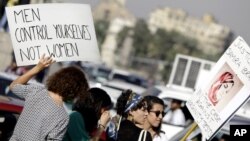 Des femmes manifestent contre le harcèlement sexuel au Caire, en Égypte, le 14 juin 2014.