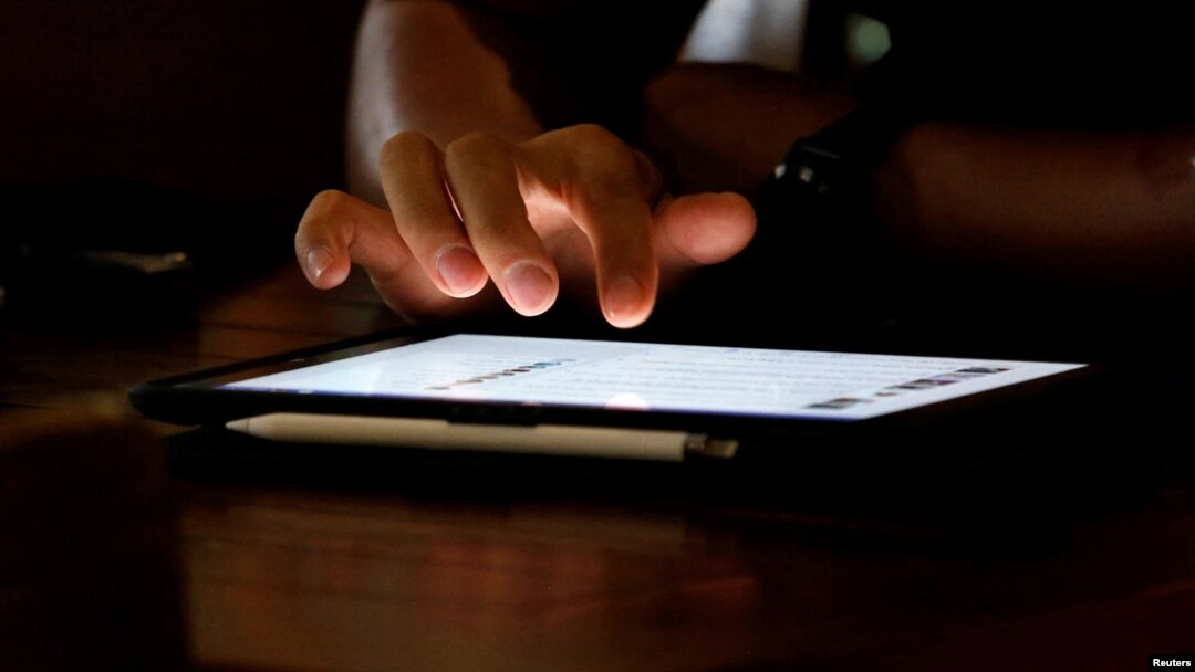 A man uses an iPad device in a coffee shop in Hanoi, Vietnam May 18, 2018. (REUTERS/Kham/File Photo)