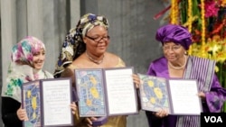 Tiga tokoh perempuan, dari kiri: aktivis Yaman Tawakkol Karman, aktivisi Liberia Leymah Gbowee, dan Presiden Liberia Ellen Johnson-Sirleaf saat menerima hadiah Nobel perdamaian tahun 2011.