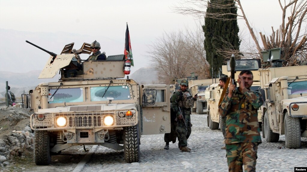 资料照片：阿富汗国民军士兵在楠格哈尔省一处军事基地查看汽车炸弹袭击现场。(2021年1月30日)(photo:VOA)
