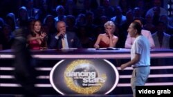 Uno de los intrusos aparece en pantalla frente a los jueces de Dancing with the Stars, tratando de acercarse a Lochte.