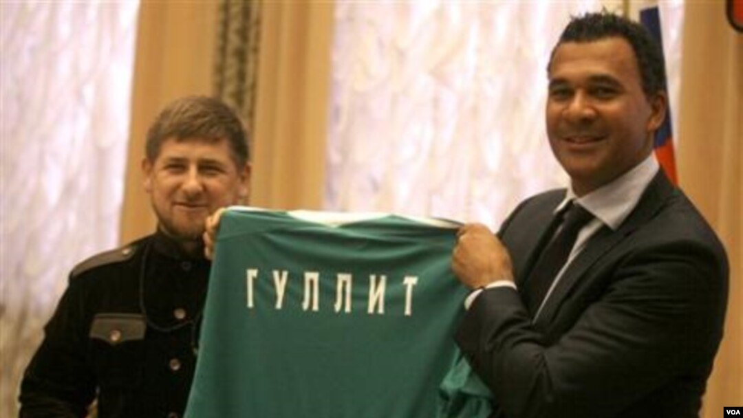 Pelatih Belanda Ruud Gullit menunjukkan kaos dengan namanya "Gullit" dalam bahasa Cyrillic ketika bertemu dengan pemimpin Chechnya Ramzan Kadyrov, kiri, di Grozny, Russia hari Rabu (9/2).
