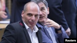 Ministar finansija Grčke Janis Varufakis (levo) na vanrednom sastanku sa svojim kolegama iz drugih zemalja evrozone u Briselu 24. juna 2015.