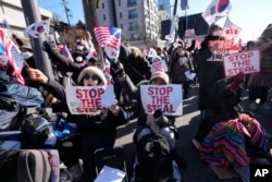 Para pendukung Presiden Korea Selatan yang dimakzulkan Yoon Suk Yeol meneriakkan slogan-slogan selama unjuk rasa untuk menentang pemakzulannya di dekat kediaman presiden di Seoul, Korea Selatan, 10 Januari 2025. (Foto: AP)