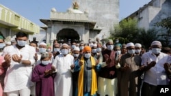 Wasu musulmai yayin da suke addu'ar hana yaduwar Coronavirus.