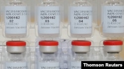 ARHIVA: Ampule sa vakcinom Džonson i Džonson 