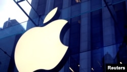 Logo Apple Inc. terlihat tergantung di pintu masuk toko Apple di 5th Avenue. (Foto: Reuters)