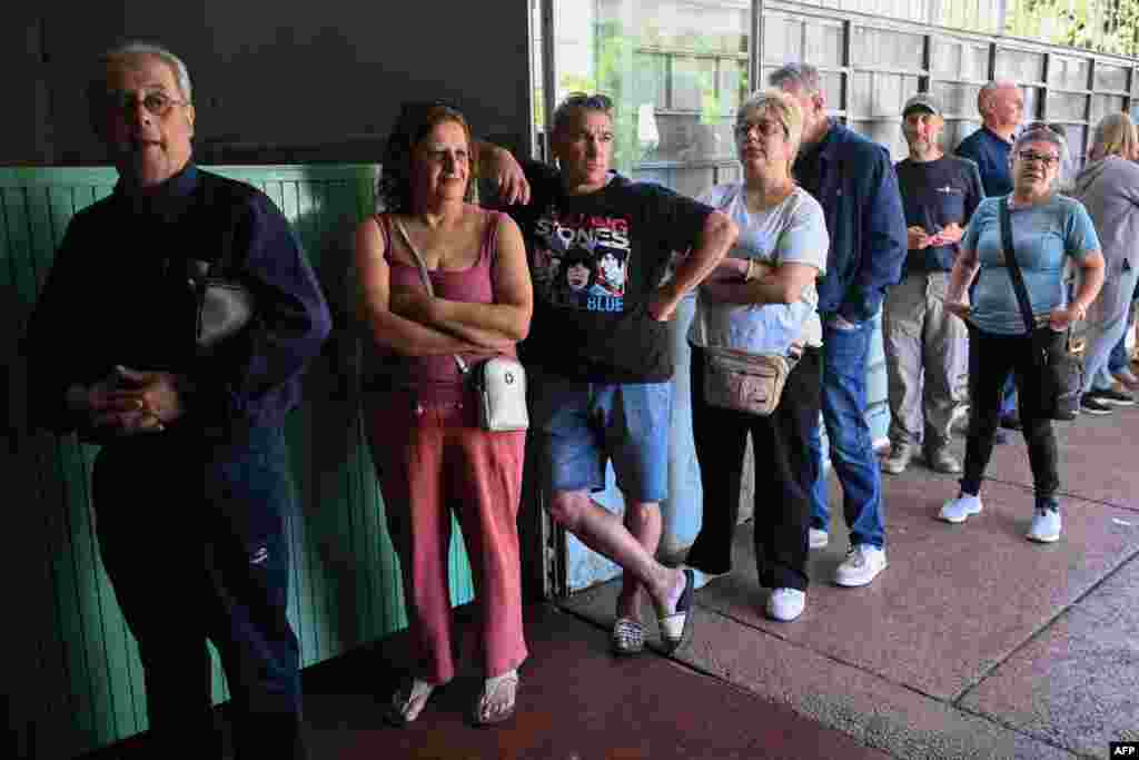 La gente hace cola para votar durante las elecciones presidenciales y legislativas, en Canelones, Uruguay, el 27 de octubre de 2024.