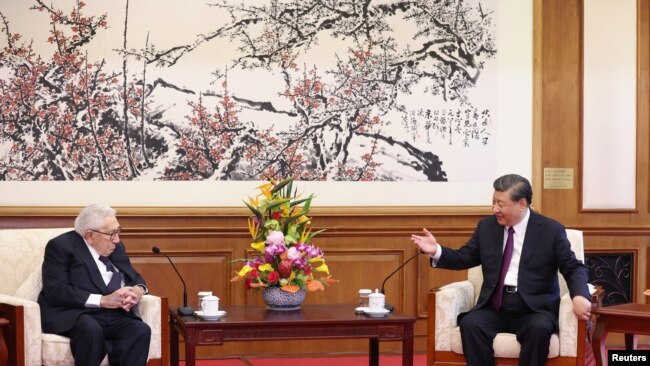 El presidente chino, Xi Jinping, recibe al exsecretario de Estado de EEUU Henry Kissinger, de 100 años, en Beijing el 20 de julio de 2023.