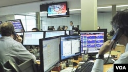 Operadores de mercado observan en las pantallas la transacción de bonos de Portugal.