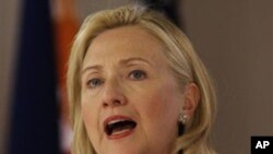 美國國務卿克林頓星期三在馬尼拉接受菲律賓學者的訪問