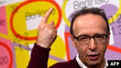 Sineas film Italia, Roberto Benigni dalam konferensi pers untuk film "Pinocchio" di Malam Gala, Festival Film Berlinale ke-70 di Berlin, Jerman, 23 Februari 2020. (Foto: John MACDOUGALL / AFP)