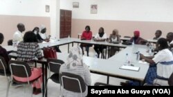 Les membres de l'association "Sourire aux brûlés" en réunion à Dakar, au Sénégal, le 23 avril 2017. (VOA/Seydina Aba Gueye)