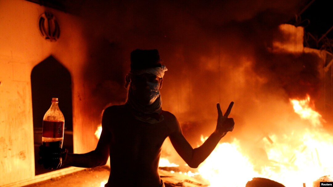 Para pedemo Irak membakar konsulat Iran dalam demo anti-pemerintah di Najaf, Irak, 27 November 2019. 