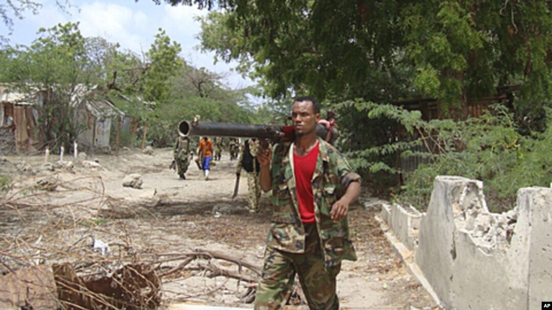 A Somali government soldier patrols on foot during clashes with Islamist insurgents in southern Mogadishu's Bakara market neighborhood, June 2, 2011