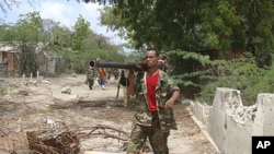 A Somali government soldier patrols on foot during clashes with Islamist insurgents in southern Mogadishu's Bakara market neighborhood, June 2, 2011