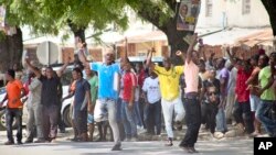 Des supporters de l'oppositions à Stone Town, Zanzibar, le 26 octobre 2015. (AP Photo)