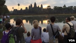 A group of international tourists taking photos of the sun rising at Angkor Wat temple on Sunday, January 10, 2016. (Hul Reaksmey/VOA Khmer) 