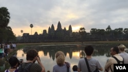 Group of international tourists were waiting for taking photos of sunrise at the dawn at Angkor Wat temple on Sunday, January 10, 2016. (Hul Reaksmey/VOA Khmer)