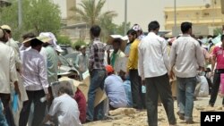 Illegal immigrant workers wait in line at the Saudi immigration offices at al-Isha quarter, al-Khazan district, west of Riyadh, June 30, 2013.