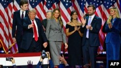 ټرمپ، د هغه مېرم مېلانیا ټرمپ د ووټونو په ورځ په فلورېډا کې پلویانو ته اشاره کوي 