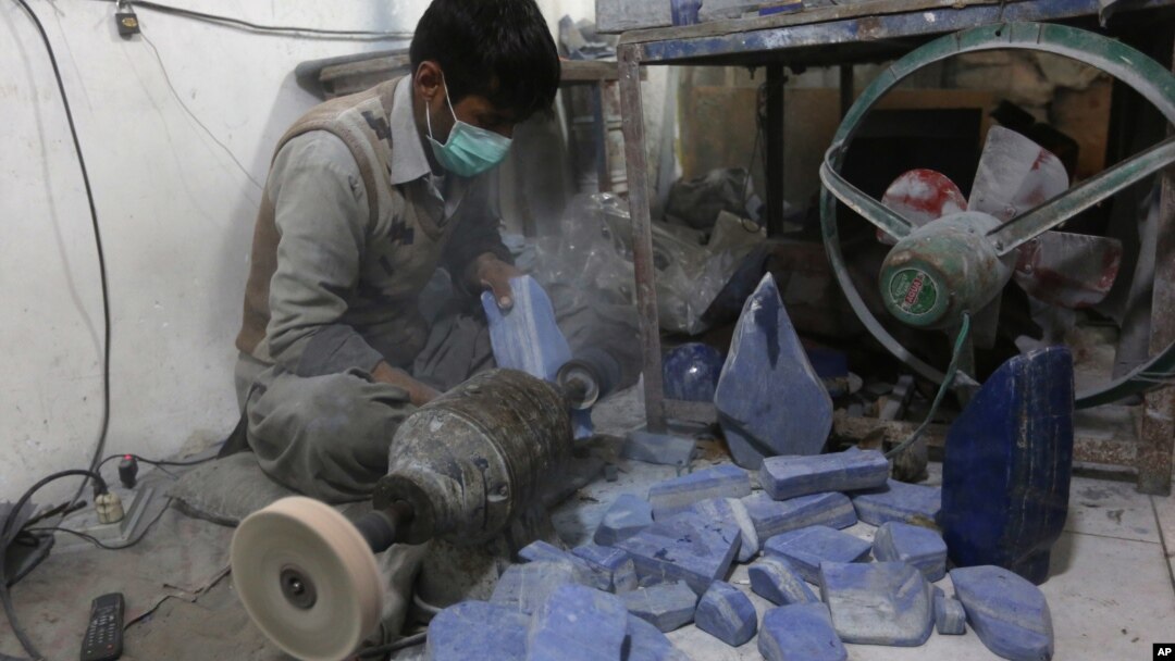 Seorang pekerja pada pabrik batu lapis lazuli di Kabul, Afghanistan (foto: ilustrasi).