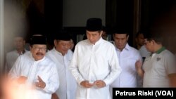 Presiden Joko Widodo saat berada di depan Pendopo Kabupaten Sidoarjo, Minggu, 28 Oktober 2018 (Foto: Petrus Riski/VOA).