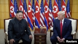 2019년 6월 30일 한국 판문점에서 도널드 트럼프 미국 대통령이 김정은 북한 국무위원장과 만나고 있다.