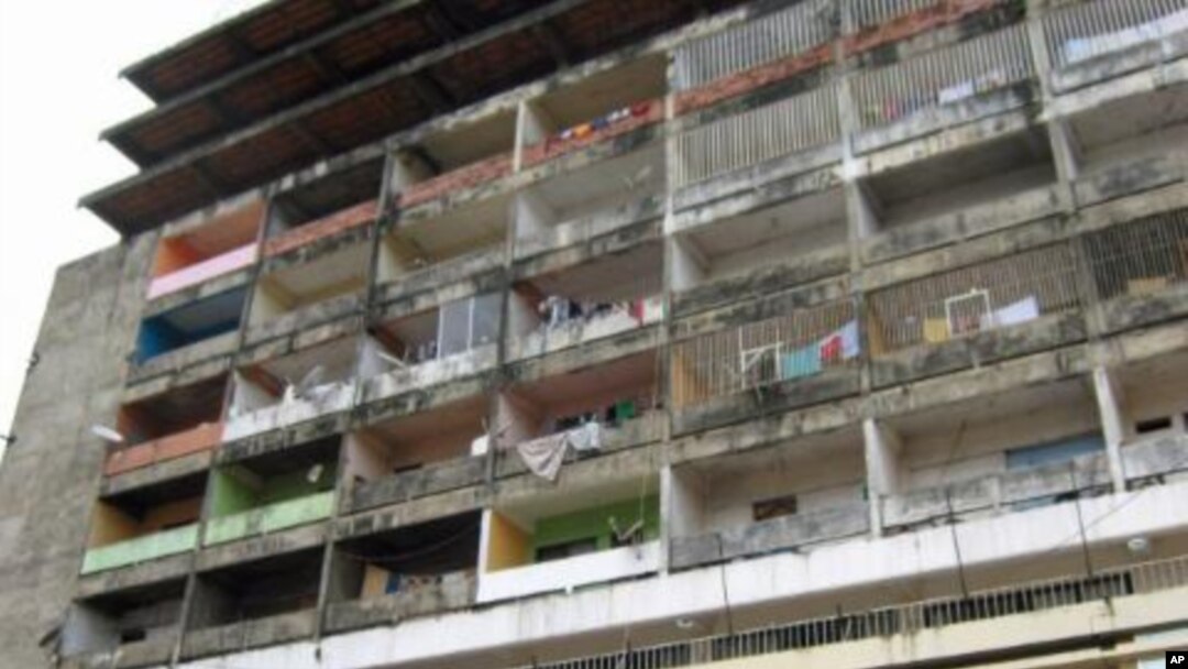 Edifício degradado em Malanje. Jovens da província têm dificuldade em arranjar casa
