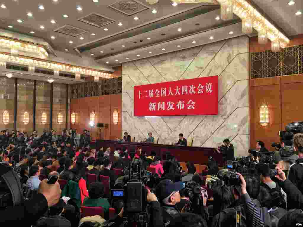 中国人大12届4次会议在北京人民大会堂召开记者会。（美国之音金子莹拍摄）