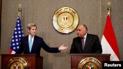 El enviado presidencial especial de EE. UU. para el clima, John Kerry, participa en una conferencia de prensa con el ministro de Relaciones Exteriores de Egipto, Sameh Shoukry, en El Cairo, el lunes 21 de febrero de 2022.
