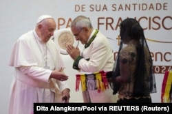 Presiden Timor Leste, Jose Ramos-Horta, menyambut Paus Fransiskus usai pertemuan di Istana Kepresidenan Dili, 9 September 2024. (Foto: Dita Alangkara via REUTERS)