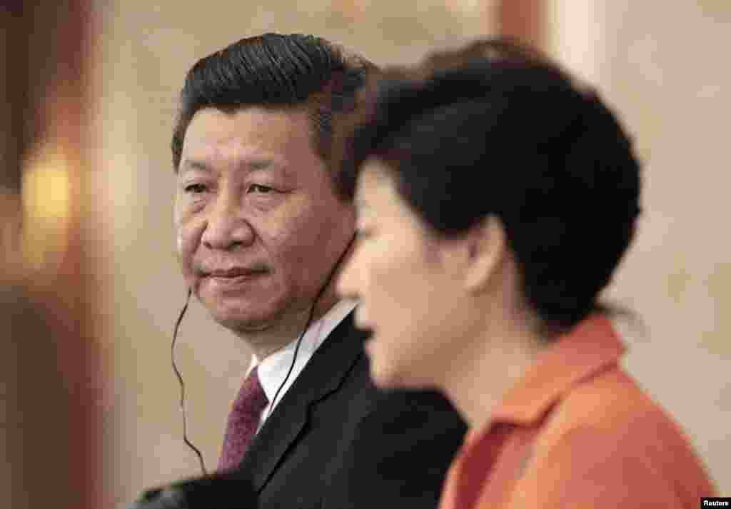Chinese President Xi Jinping listens as his South Korean counterpart Park Geun-hye speaks during their joint news conference at the presidential house in Seoul, July 3, 2014.