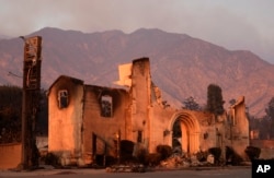 Gereja Komunitas Altadena terlihat sehari setelah hancur akibat Kebakaran Eaton, Kamis, 9 Januari 2025, di Altadena, California. (Foto: AP)