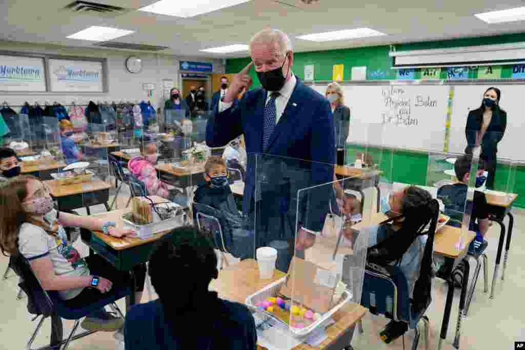 پرزیدنت جو بایدن و جیل بایدن بانوی اول آمریکا از یک مدرسه ابتدایی در یورک‌تان ویرجینیا بازدید کرده و با معلمان و دانش‌آموزان آن به گفتگو و تبادل نظر پرداختند.