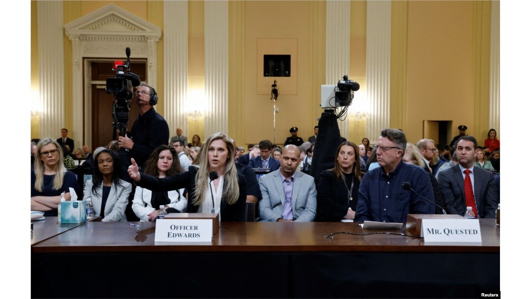 Polisi Capitol A.S. Caroline Edwards bersaksi ketika pembuat film dokumenter Nick Quested mendengarkan pada dengar pendapat publik pertama Komite Terpilih DPR AS untuk Menyelidiki Serangan 6 Januari di Capitol Amerika Serikat, di Capitol Hill di Washington, AS, 9 Juni 2022. (REUTERS /Jonathan Ernst/Pool)