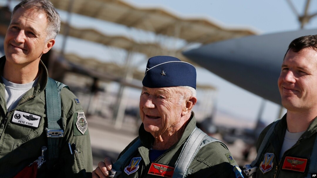 Penzionisani brigadni general američkog ratnog vazduhoplovstva Čarls Jeger sa pilotima Dejvidom Vinsentom i Pitom Fordom, 14. oktobra 2012. 