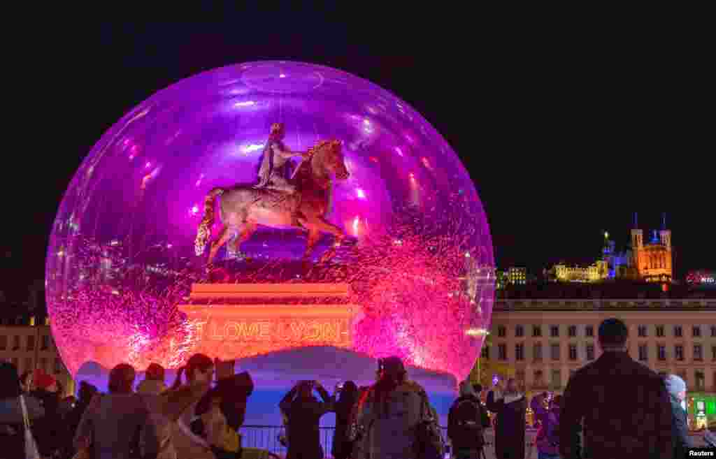 Instalasi seni &quot;I Love Lyon&quot; karya Jacques Rival terlihat selama pameran festival cahaya (Fetes des Lumieres) di kota Lyon, Prancis. (Reuters)&nbsp;